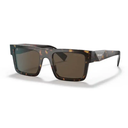Gafas de sol PRADA 19WS 2AU8C1 con lente marrón oscuro en fondo blanco